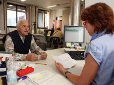 Una persona allo sportello di un centro di assistenza fiscale