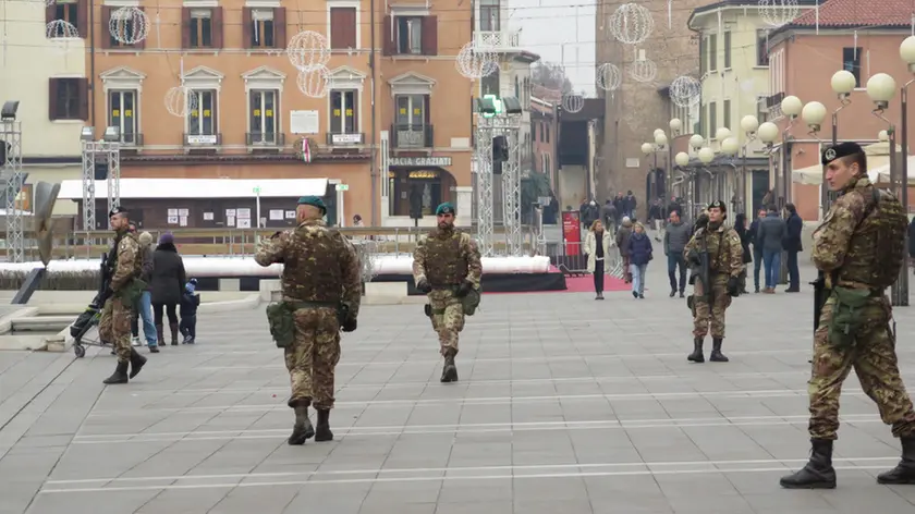 GIORNALISTA: Furlan.AGENZIA FOTO: Candussi.LUOGO: piazza Ferretto, Mestre.DESCRIZIONE: Polizia Locale e militari dell'Esercito pattugliano il centro di Mestre