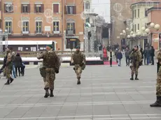 GIORNALISTA: Furlan.AGENZIA FOTO: Candussi.LUOGO: piazza Ferretto, Mestre.DESCRIZIONE: Polizia Locale e militari dell'Esercito pattugliano il centro di Mestre