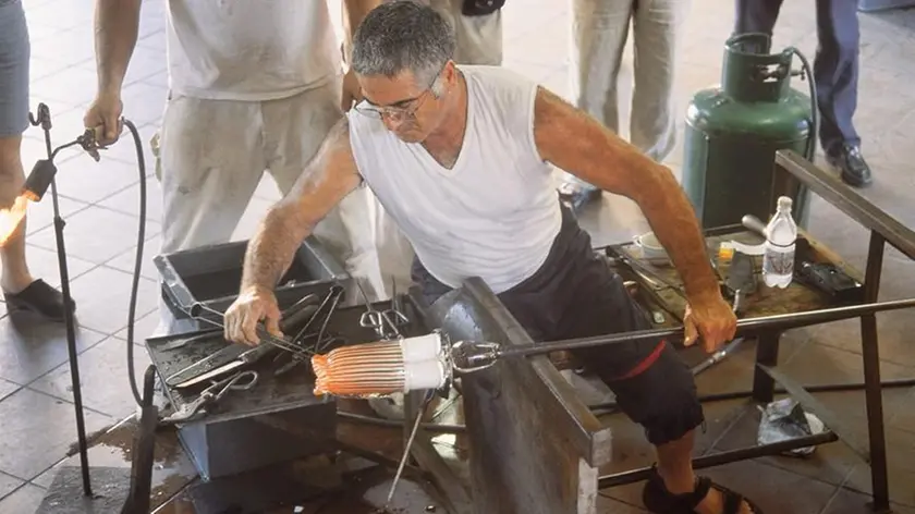 Pino Signoretto durante un lavoro