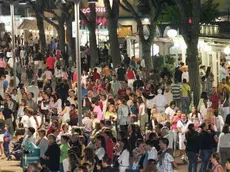 piazzetta casa bianca - - Via Bafile piena di gente venerdi' dopo mezzanotte nel cuore della prima notte bianca a Jesolo C'erano anche molte famiglie con bambini e carozzine al seguito (fotoservizio Gavagnin)