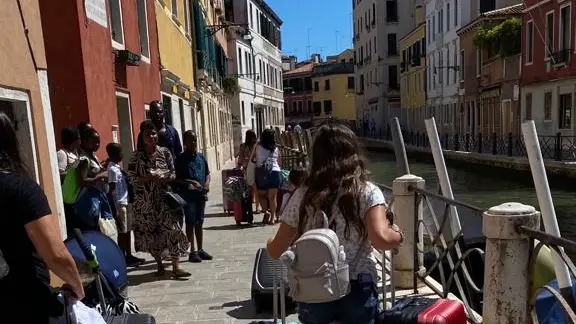 Turisti in centro storico a Venezia: approvato il regolamento sugli affitti brevi