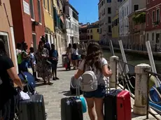 Turisti in centro storico a Venezia: approvato il regolamento sugli affitti brevi