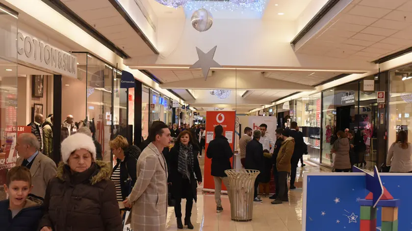 Foto agenzia Mistretta / Ferrazza / Mestre, saldi Auchan