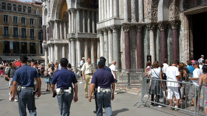 18.07.2005.- Controlli delle forze dell'Ordine in Piazza San Marco.- Interpress/Barsotti