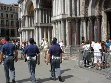 18.07.2005.- Controlli delle forze dell'Ordine in Piazza San Marco.- Interpress/Barsotti