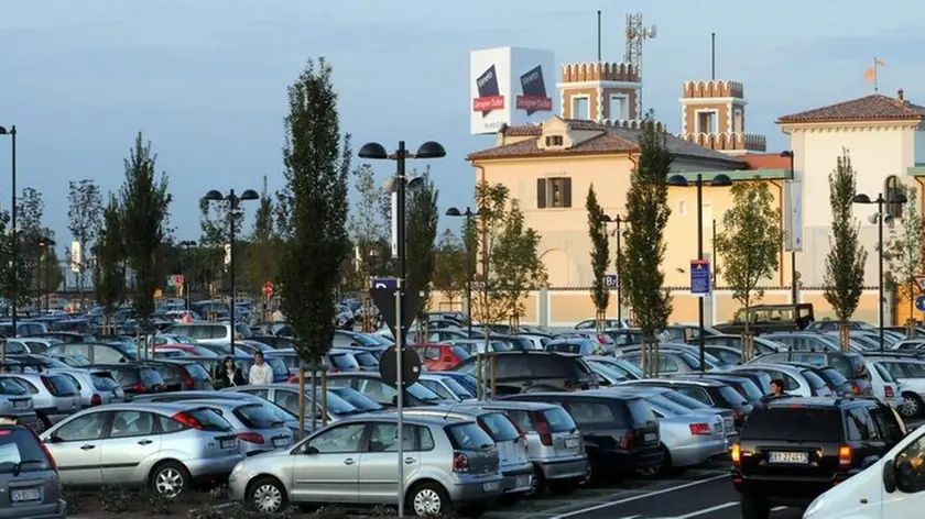 MORSEGO FGAVAGNIN 19.00 ESTERNI INTERNI OUTLET NOVENTA MORSEGO FGAVAGNIN 19.00 ESTERNI INTERNI OUTLET NOVENTA - Le auto nel parcheggio dell'outlet di Noventa: subito pienone