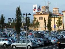 MORSEGO FGAVAGNIN 19.00 ESTERNI INTERNI OUTLET NOVENTA MORSEGO FGAVAGNIN 19.00 ESTERNI INTERNI OUTLET NOVENTA - Le auto nel parcheggio dell'outlet di Noventa: subito pienone