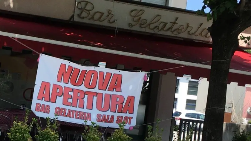 Il cartellone pubblicitario in via Gagliardi a Noale