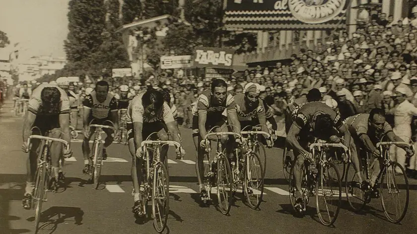 Dino Zandegù, primo a sinistra, vince in volata a Jesolo nel 1970