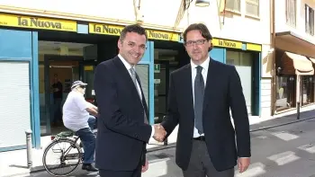 Beniamino Boscolo Capon e Giuseppe Casson si stringono la mano davanti alla sede della Nuova Venezia