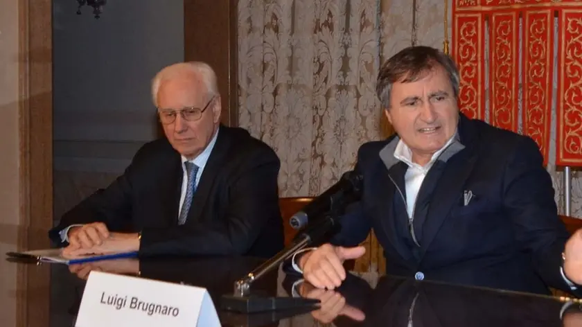 Interpress/Mazzega Venezia, 03.02.2017.- Comune di Venezia, firma per il progetto Offshore.- nella foto da sx Paolo Costa, Luigi Brugnaro e Song Debin