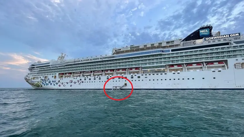 La Norwegian Gem nel 2022, la prima nave da crociera ad ormeggiare in rada e a trasportare i passeggeri in città a bordo dei lancioni