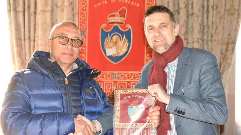 Davide Tussetto premiato dall'assessore Sebastiano Costalonga
