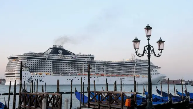 Interpress/Mazzega De Polo Venezia, 07.04.2013.- Ore 6,30 passaggio della nave "Fantasia" MSC Crocere in Bacino San Marco.-