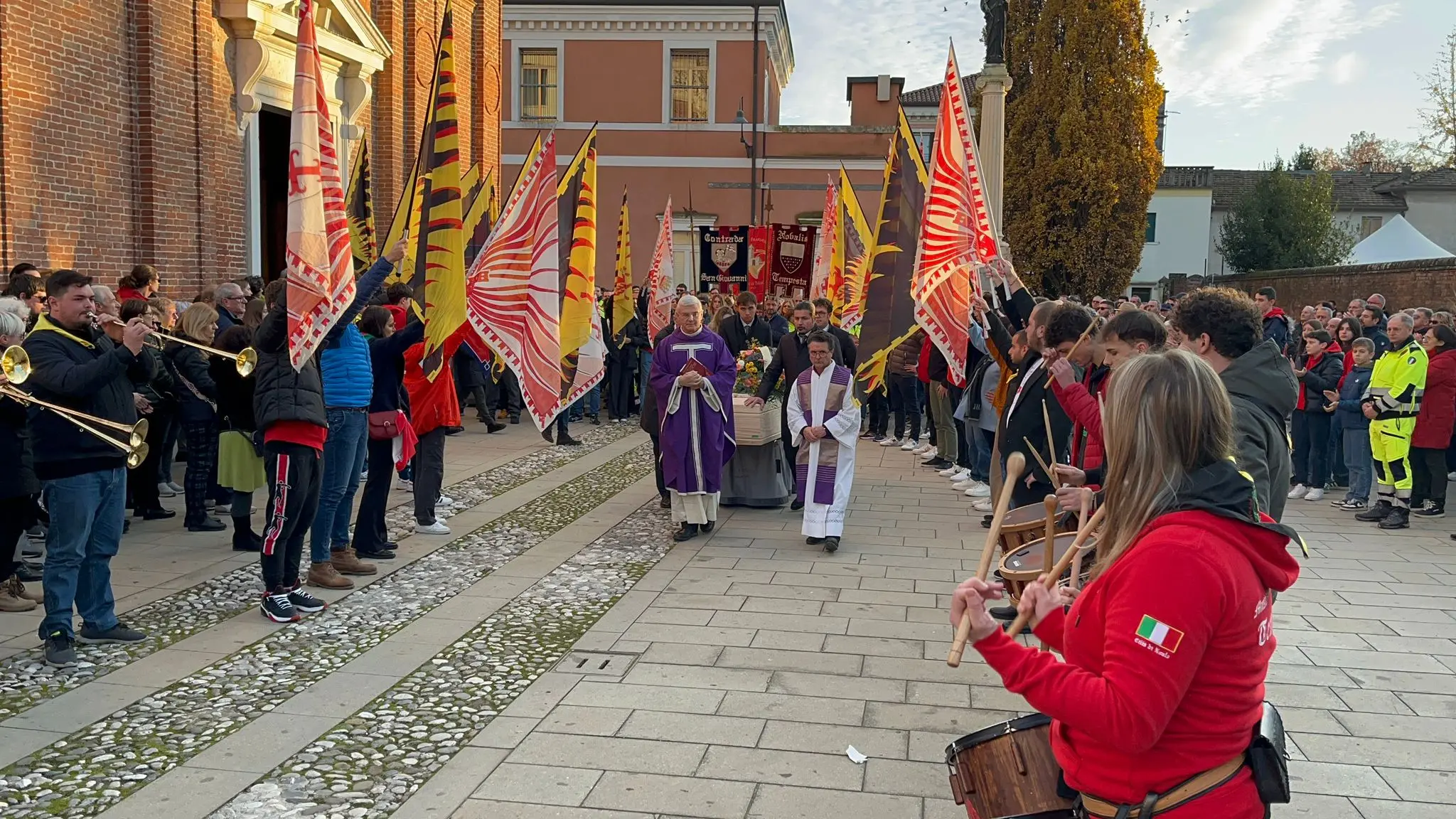 L'uscita del feretro di Tommaso Tiepolo tra sbandieratori e musici del Palio di Noale (foto Agenzia Pòrcile)