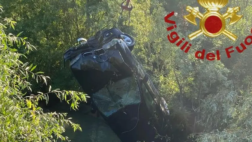 La Bmw recuperata dai vigili del fuoco la mattina del 29 luglio scorso