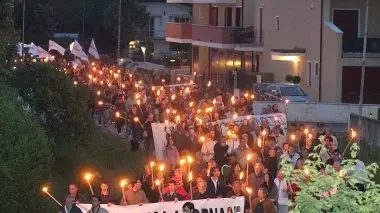 Un’immagine panoramica della fiaccolata