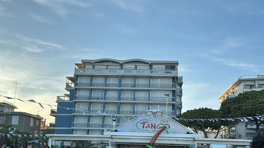 La folla di persone e turisti che ieri hanno invaso Jesolo