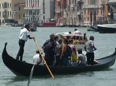 Gondolieri traghettano residenti e turisti dallo stazio di Santa Sofia a Rialto, in un'immagine di repertorio. Servizio pubblico dimezzato al Traghetto di Santa Sofia, punto di imbarco sul Canal Grande, perche' ad una gondola mancano due remi: a causa dei mancati finanziamenti, infatti, il Comune di Venezia per due anni non ha potuto erogare sufficienti risorse all'Ente Gondola, la societa' che gestisce il traghettamento (o 'parada') su gondola da riva a riva del 'Canalazzo' e la manutenzione delle relative strutture. Pertanto, per una decina di giorni, funzionera' una sola gondola delle due che normalmente da Santa Sofia fanno la spola tra il Sestiere di Cannaregio e il Mercato di Rialto: la seconda e' rimasta senza remi. ANSA/ANDREA MEROLA