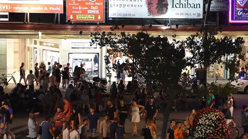 COLUCCI - DINO TOMMASELLA - JESOLO LIDO - PIAZZA MAZZINI - PASSEGGIATA SERALE - BOTTIGLIE BIRRA