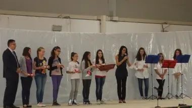 Il momento della premiazione all’istituto Nievo