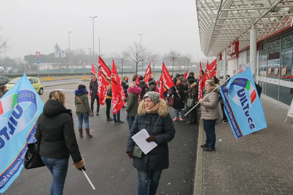 Foto Agenzia Candussi/ Artico/ Mestre, zona Auchan/ Sciopero dei dipendenti di Media World