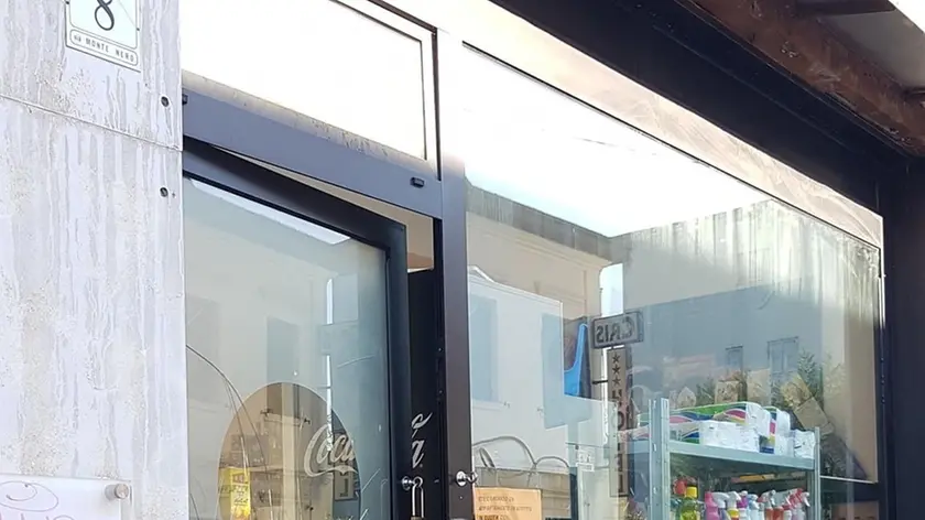 I danni alla porta del Mini market di via Montenero