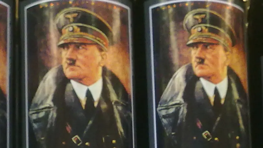 Bottiglie di vino con l'effige di Hitler che hanno provocato le proteste dei turisti tedeschi a Jesolo