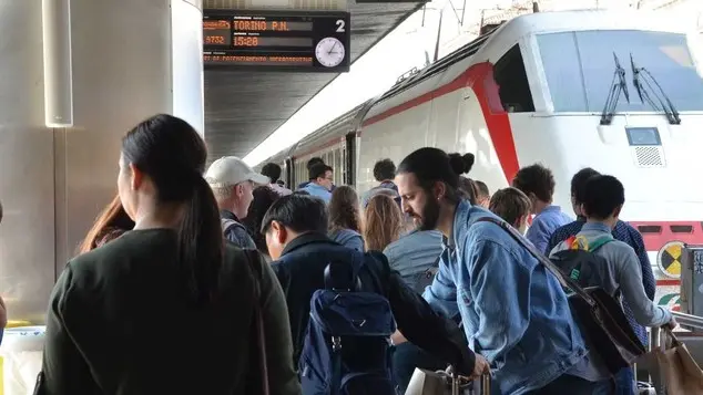 Interpress/ Gf:Tagliapietra. Venezia,22.04.2016.- .Transenne e controlli in testa ai treni, si passa solo con il biglietto di viaggio.