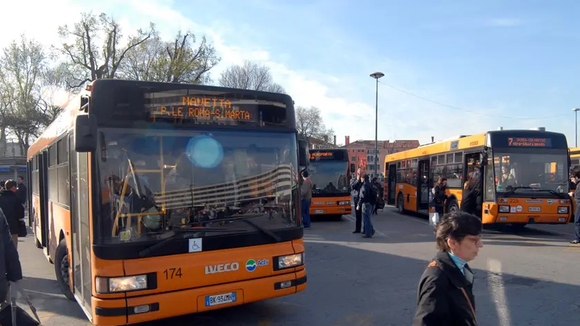 Venezia, 12.04.2006.- Con ordinanza C.P., chiuso il Canale della Scomenzera.- Approntato dall'ACTV un servizio navetta tra S.Marta e Piazzale Roma.- Nella foto la navetta a Piazzale Roma.- Interpress/Agostini