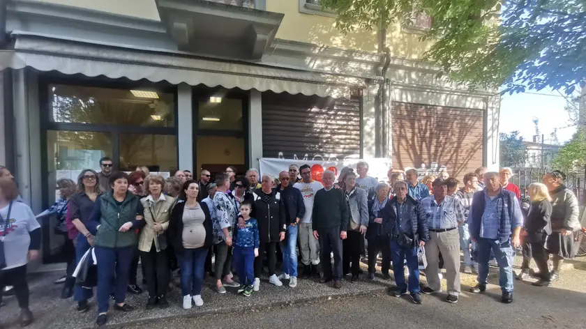 Il presidio fuori dal negozio