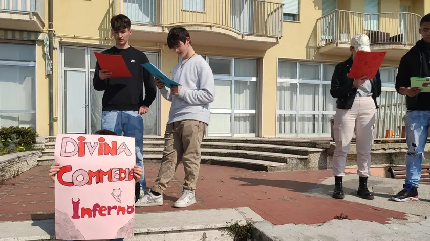 La lettura sul lungomare di Caorle (Foto Vianello)