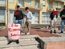 La lettura sul lungomare di Caorle (Foto Vianello)