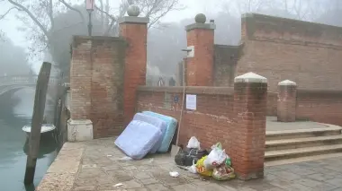 Rifiuti ingombranti abbandonati