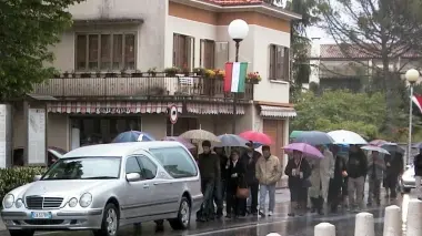 Un funerale, la mesta cerimonia scatena anche forti appetiti economici