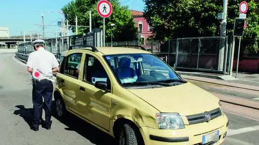 GIORNALISTA: Furlan AGENZIA FOTO: Candussi LUOGO: Marghera DESCRIZIONE: incidente allo sbocco del sottopassaggio del tram di Marghera