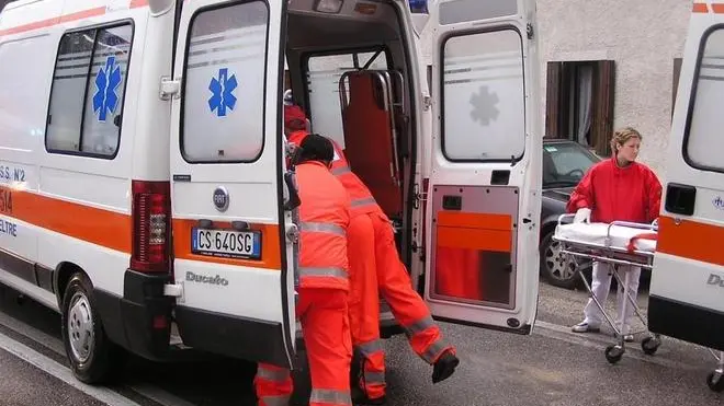 L'ambulanza del Suem, a sinistra i carabinieri di Feltre