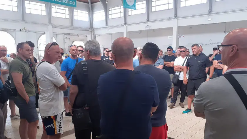 La riunione dei pescatori sabato mattina al Mercato ittico di Chioggia