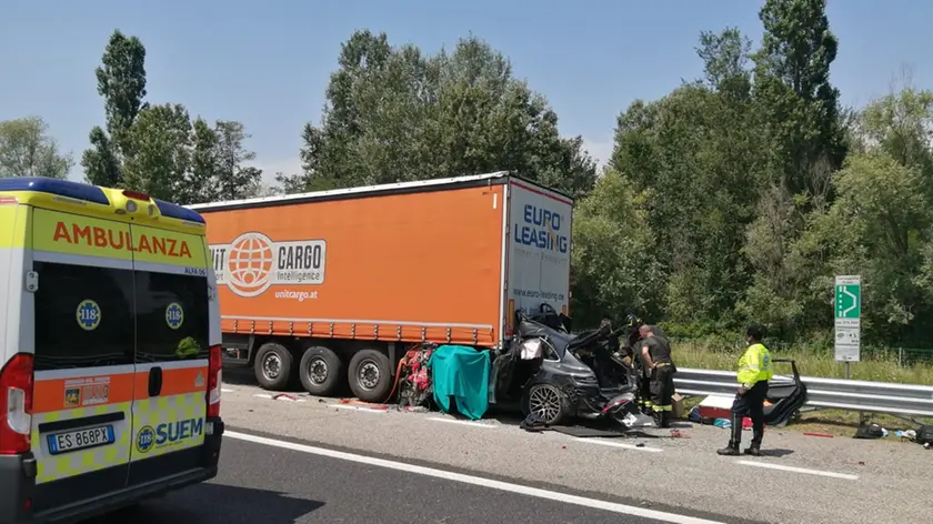La Porsche incastrata sotto il retrotreno del Tir