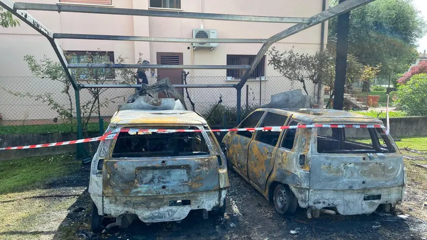 Incendiate le auto del parroco