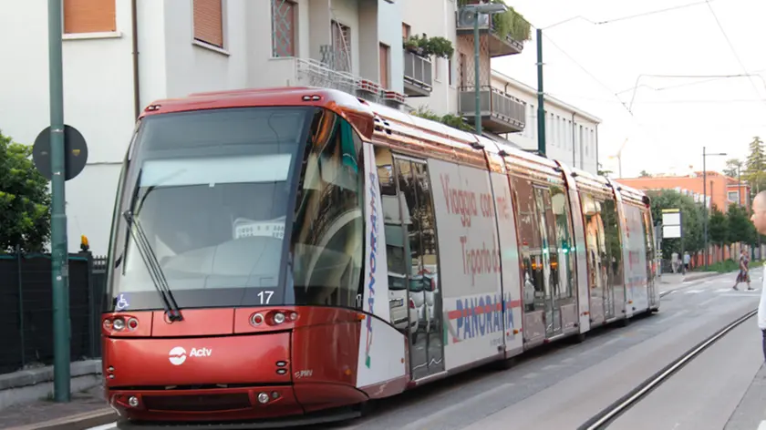 agenzia Candussi. Giornalista;: Chiarin. Tram fermo all'incrocio tra via Colombo e via Bissuola Mestre