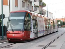 agenzia Candussi. Giornalista;: Chiarin. Tram fermo all'incrocio tra via Colombo e via Bissuola Mestre