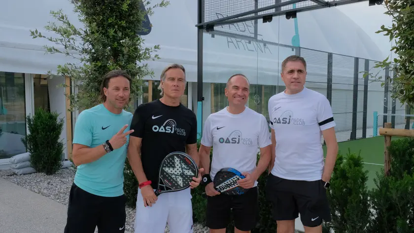 Jimmy Ghione con Moreno Morello nei campi da padel di Noale