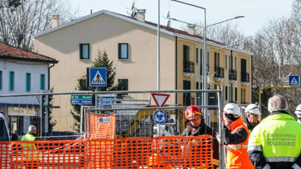 CANTIERE PER LA RIPARAZIONE DELLA FUGA DI GAS IN VIA MIRANESE ALL'INGRESSO DI CHIRIGNAGO