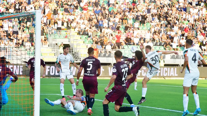 Un momento della partita al Penzo (foto Interpress)