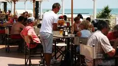 Un cameriere in servizio a Jesolo