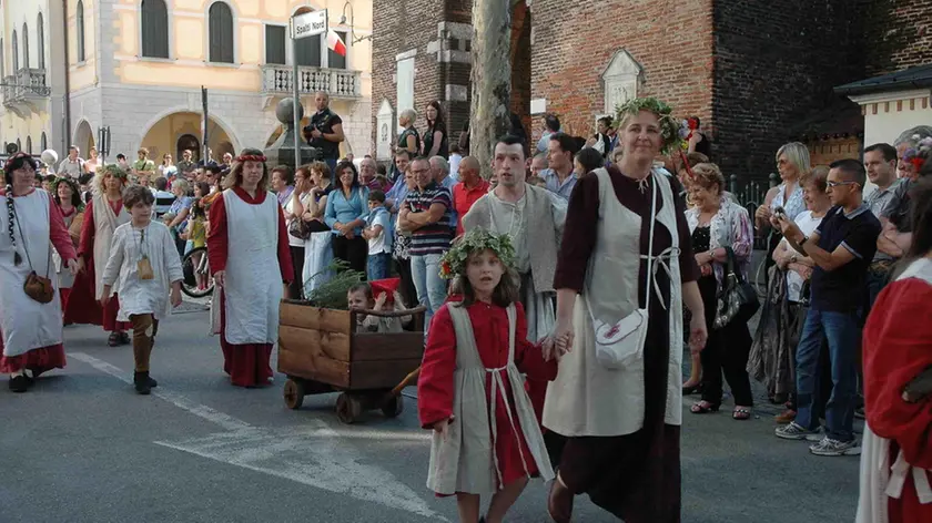 NOALE: PALIO DELLE CONTRADE: 19/6/11 LIGHT IMAGE PALIO NOALE