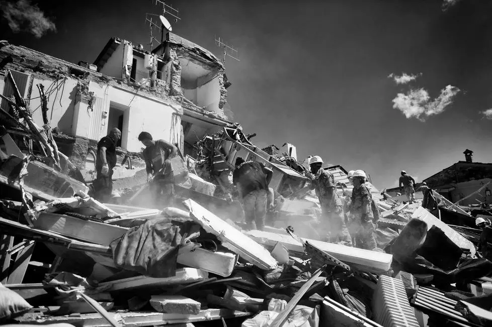 24 Agosto 2016 - Terremoto Amatrice - Macerie di palazzi lungo il corso principale di Amatrice; Via Umberto I.