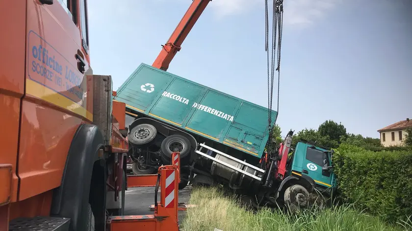 Il camion coinvolto nell'incidente (foto Pòrcile)